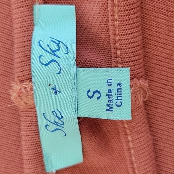 SHE + SKY small top with cutout back - Picture 3 of 4